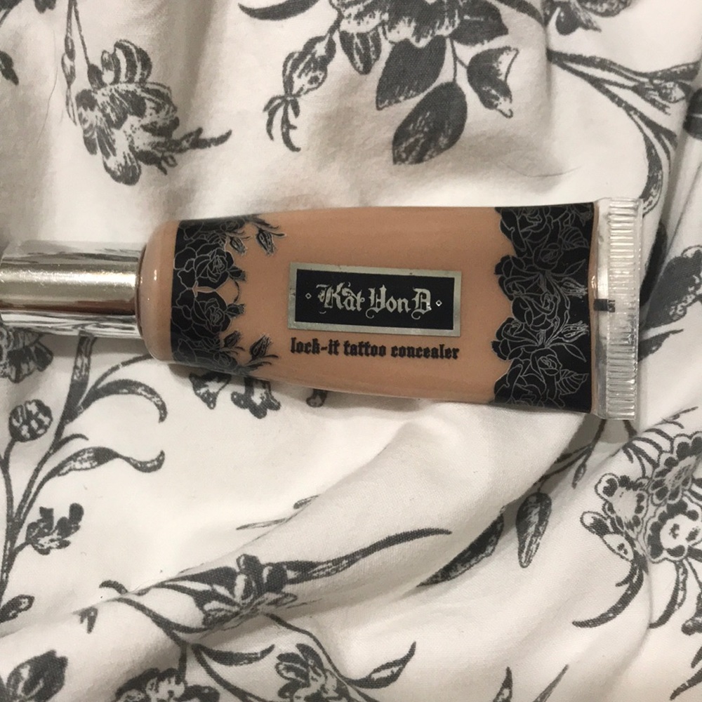 Kat von d lock it concealer